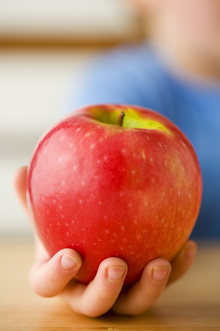 Eine Hand hält einen Apfel