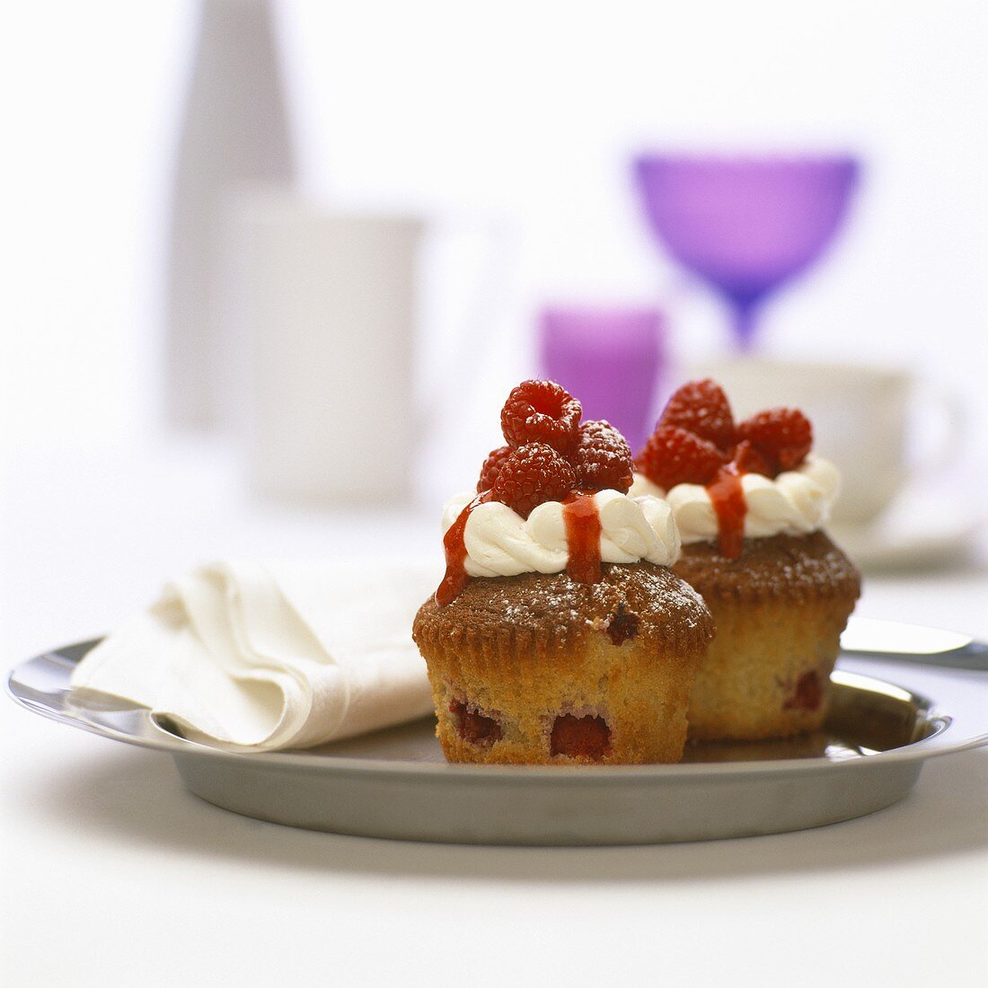 Raspberry muffins with vanilla cream