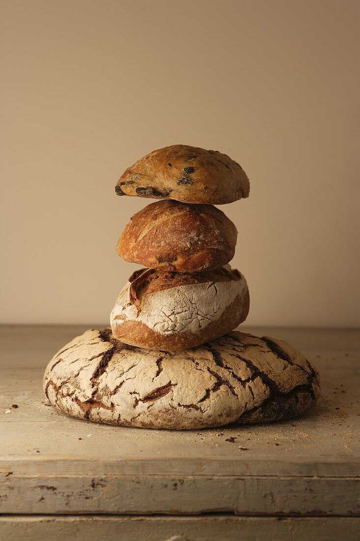 Gestapeltes Brot und Brötchen