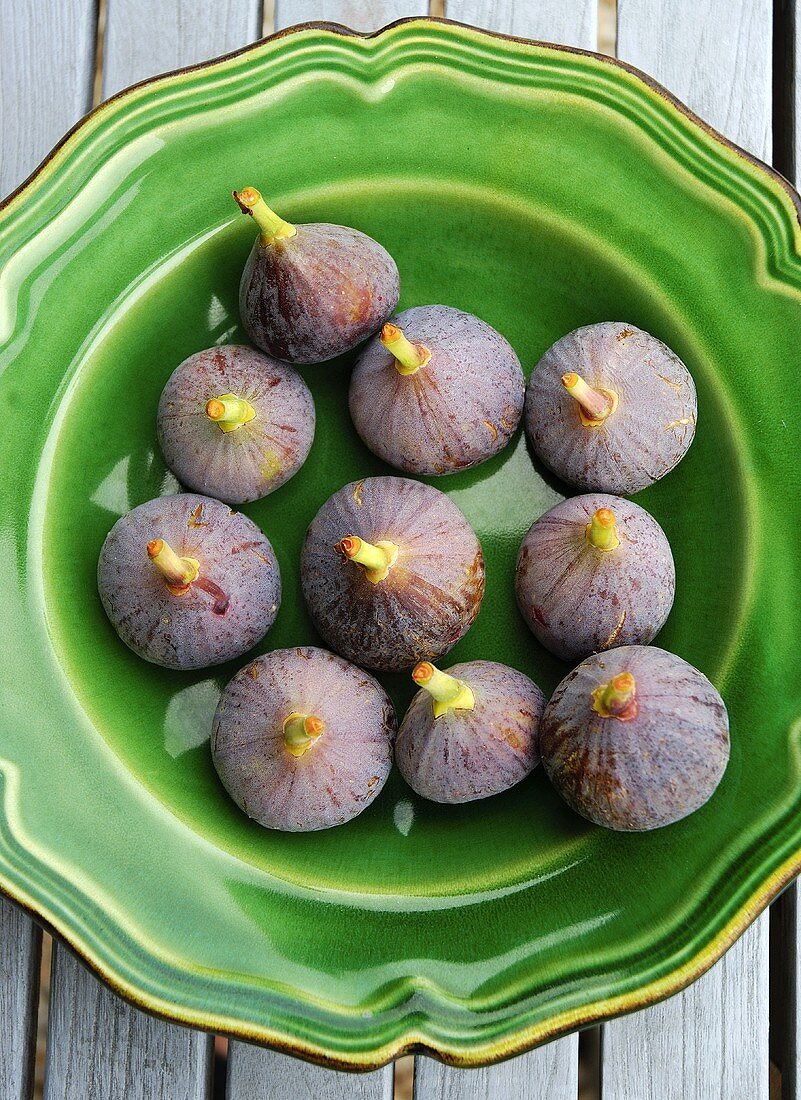 Figs in a deep plate