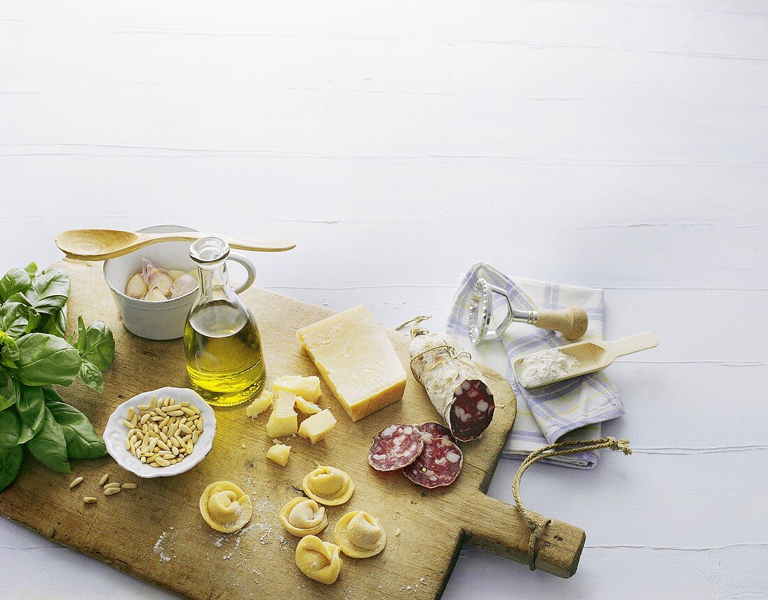 Zutaten für Ravioli mit Pesto, Salami und Parmesan