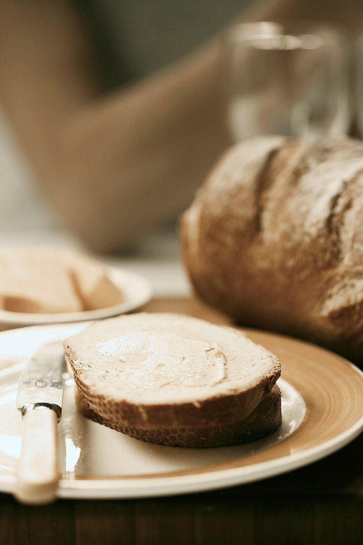 Butterbrot mit Messer und Brotlaib