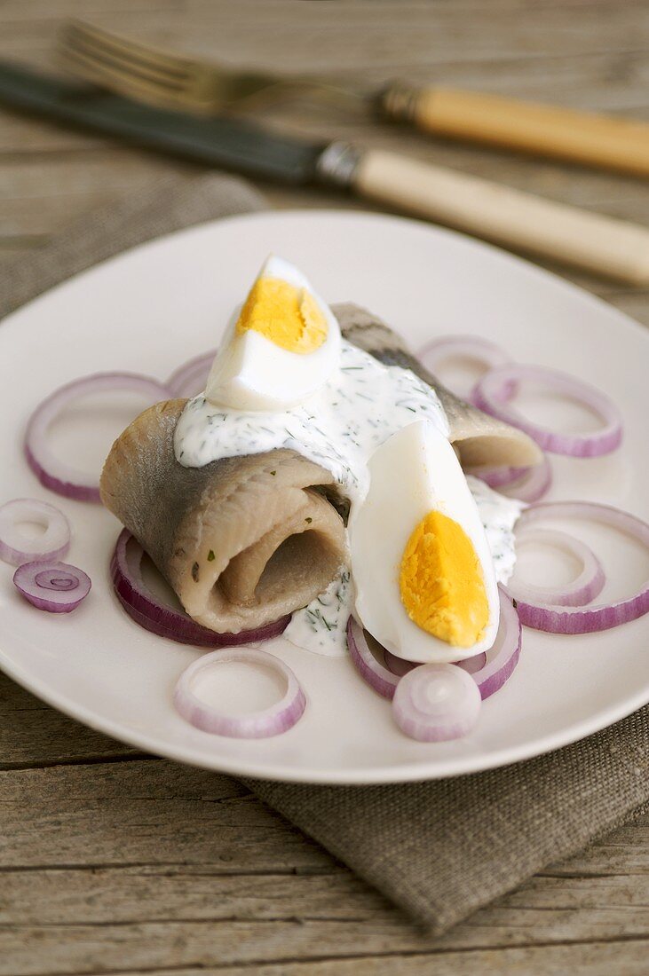 Heringsfilet mit Sauerrahm, Zwiebeln und Ei