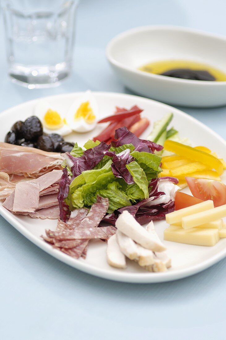 Zutaten für Chefsalat auf einer Platte