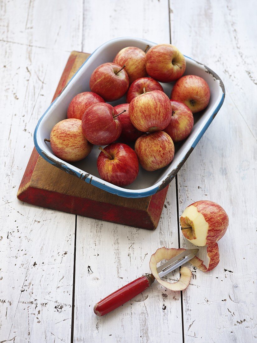 Frische Äpfel in einer Bratreine