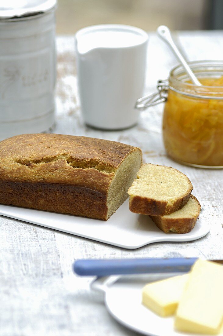 Hefekuchen Marmelade und Butter