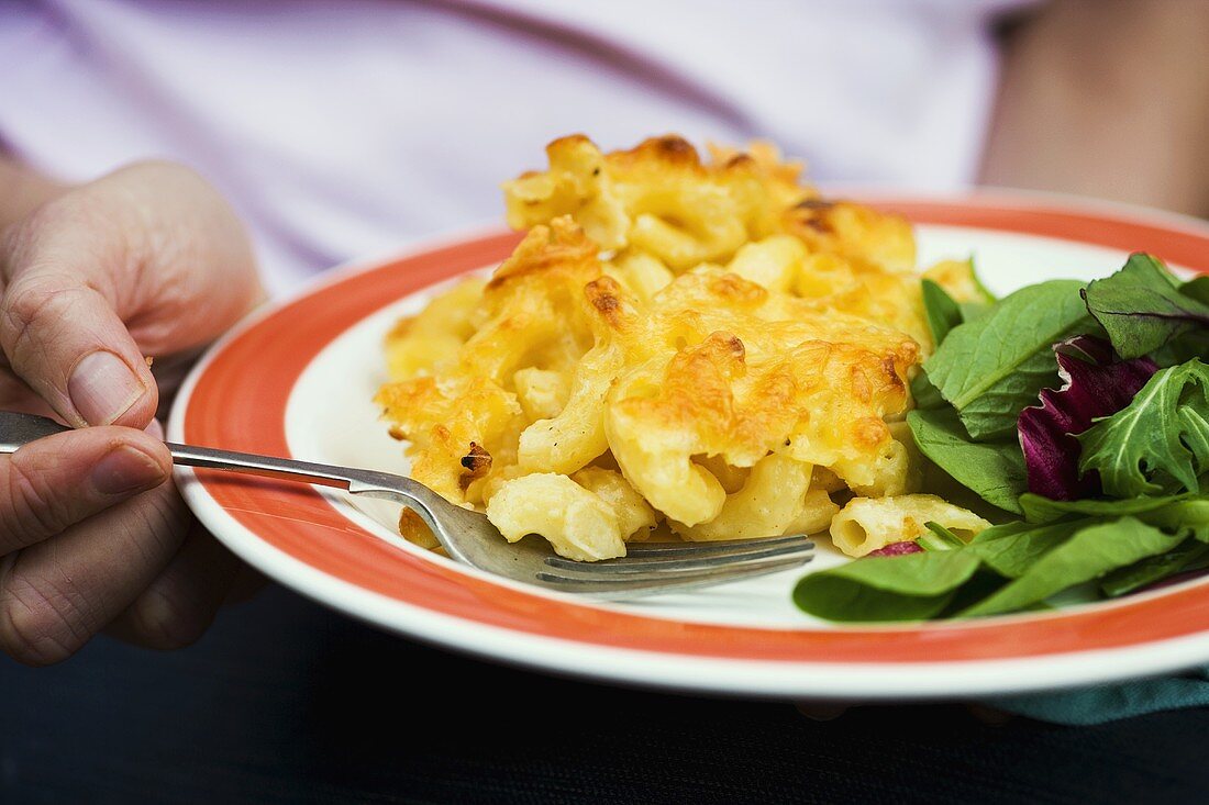 Macaroni cheese with salad leaves