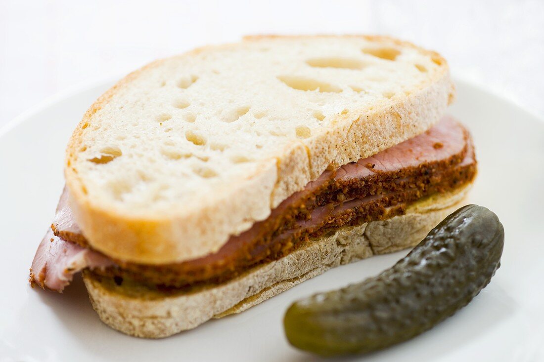 Pastrami-Sandwich mit Gewürzgurken