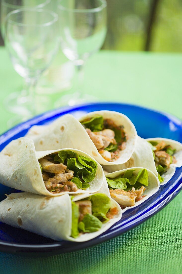 Burritos mit Hähnchenfleisch und Salat