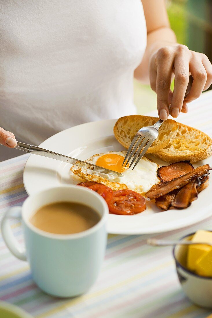 Englisches Frühstück mit Spiegelei, Speck und Tomaten