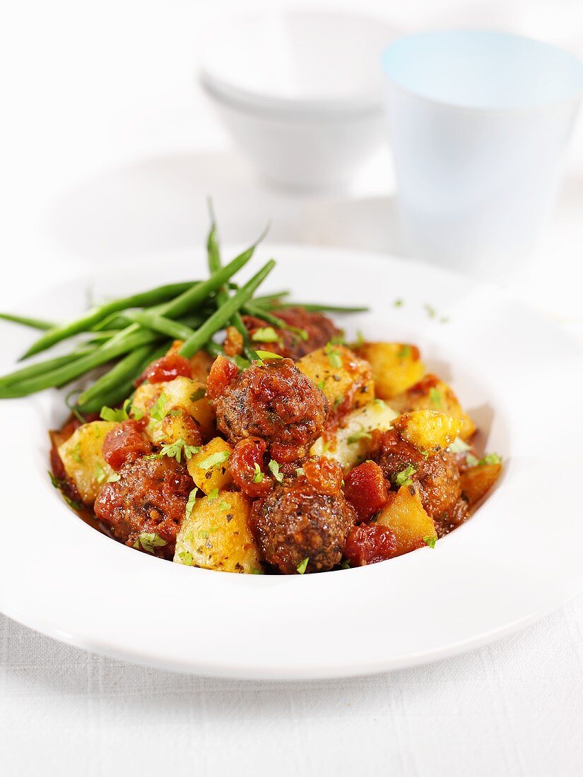 Fleischbällchen mit Kartoffeln und Tomatensauce