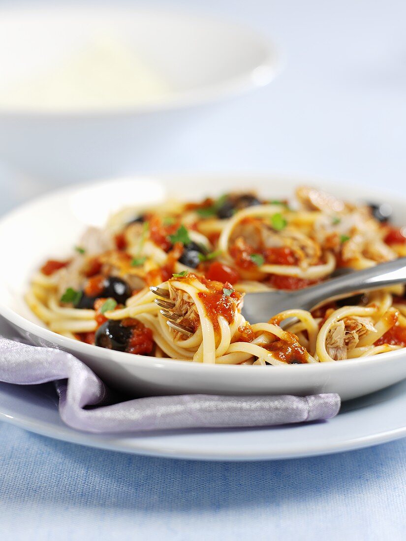 Linguine with tomatoes, tuna and olives