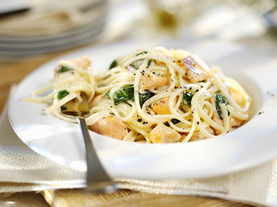 Linguine mit Räucherlachs und Spinat