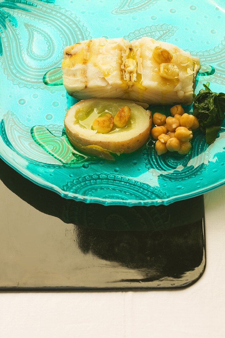Cod fillet with baked potato and chick-peas