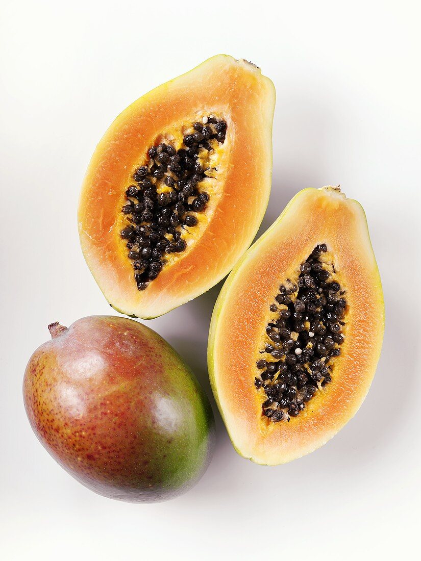 Eine Mango & eine halbierte Papaya