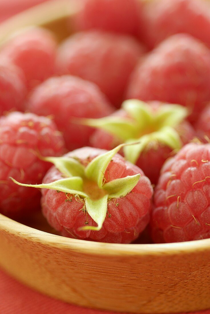 Frische Himbeeren in einer Holzschale