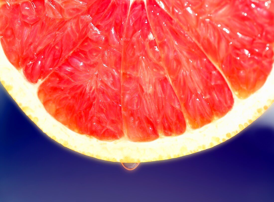 Eine Grapefruit auspressen
