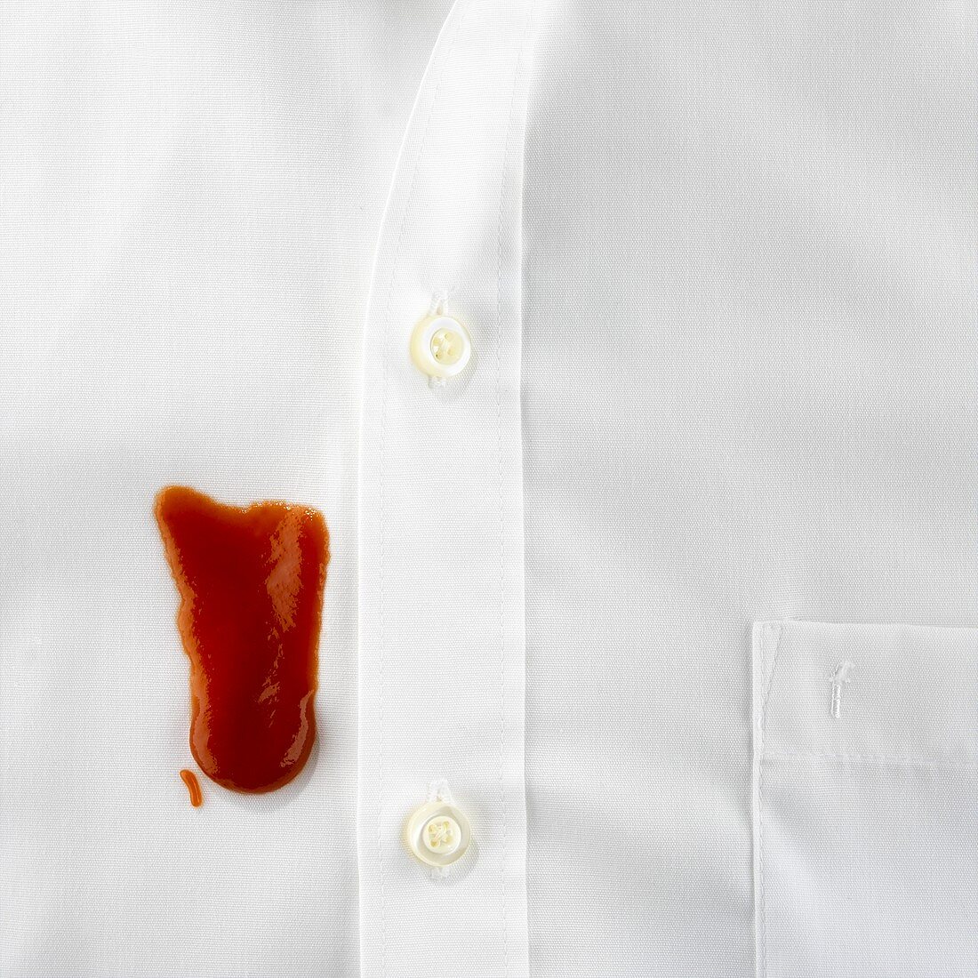 Ketchup-Klecks auf weißem Hemd