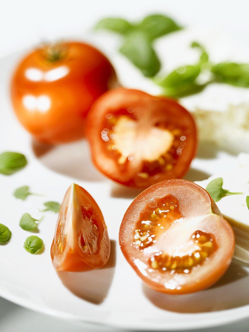 Aufgeschnittene Tomate mit Feta und Basilikum