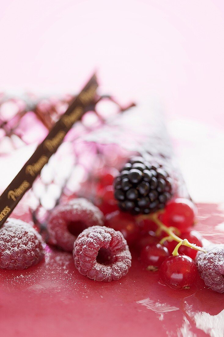 Frische Beeren als Deko auf einer Cremetorte