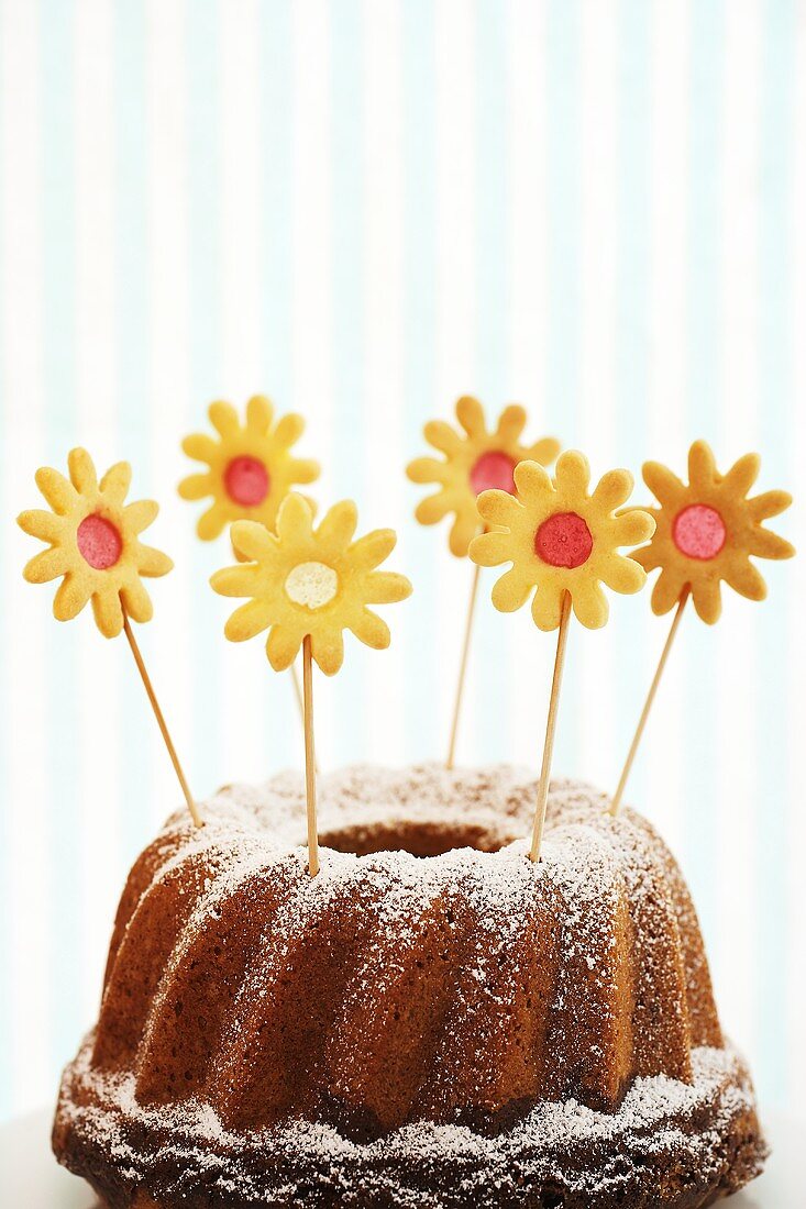 Marmorkuchen mit Blumen-Cookies