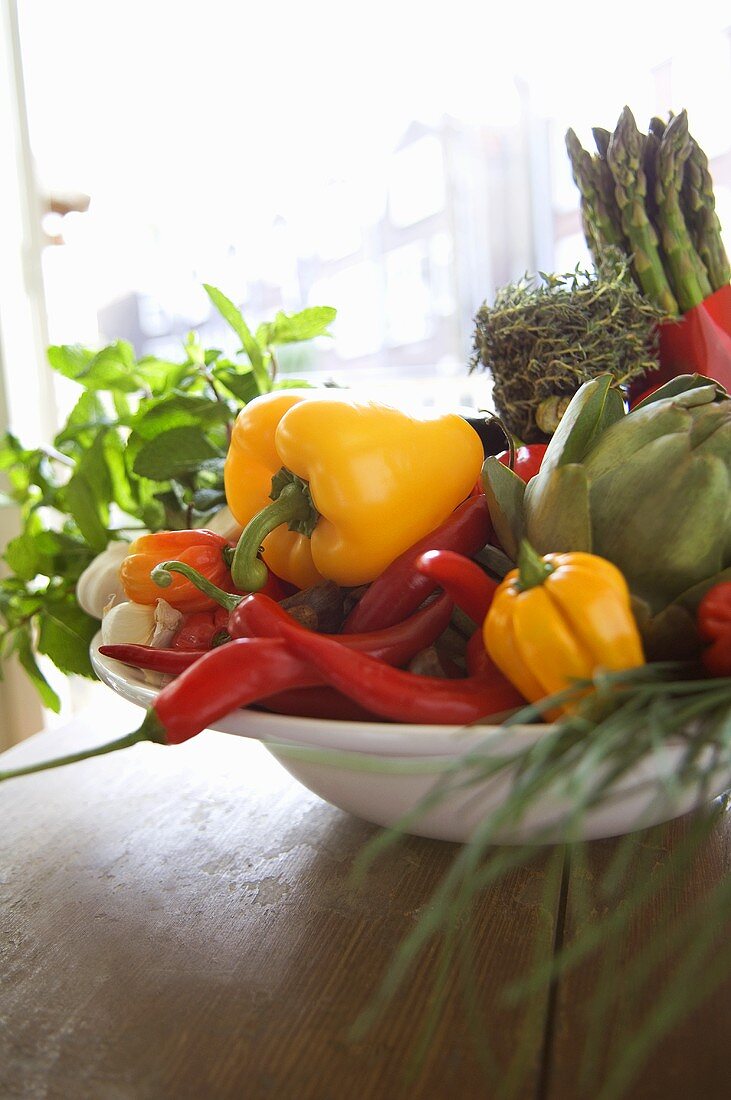 Bunte Gemüseschale mit verschiedenen Paprika