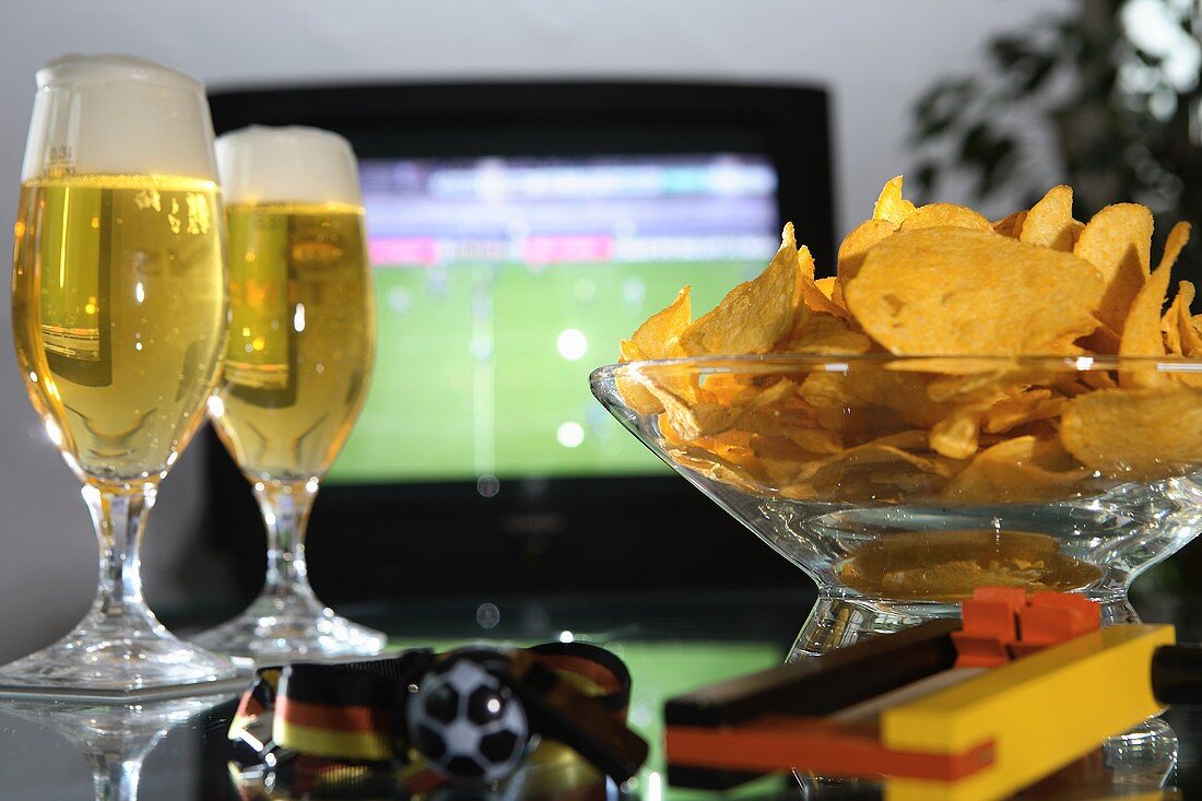 Pils und Chips vor dem Fernseher