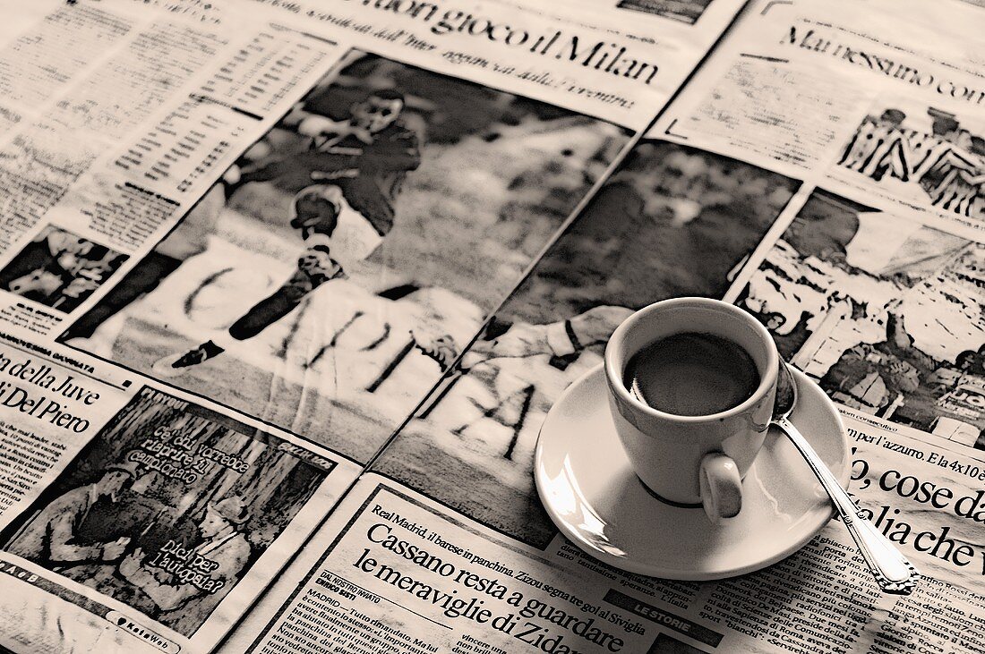 Ein Espresso auf italienischer Zeitung