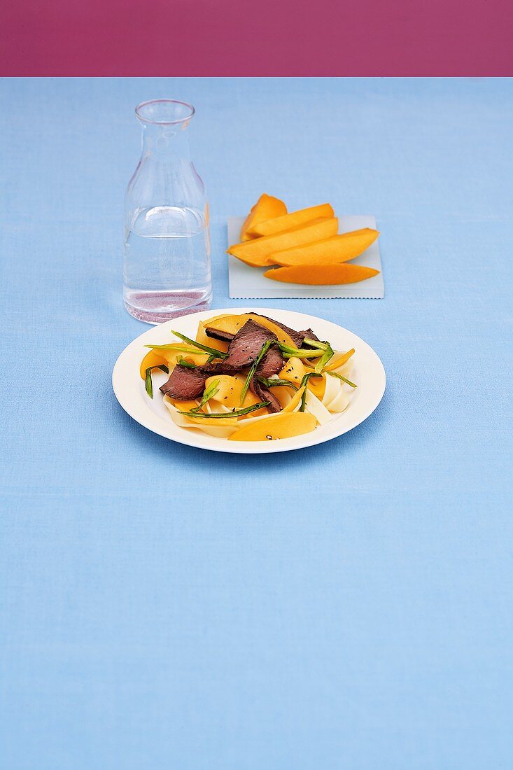 Rinderfilet mit Mango und Bandnudeln