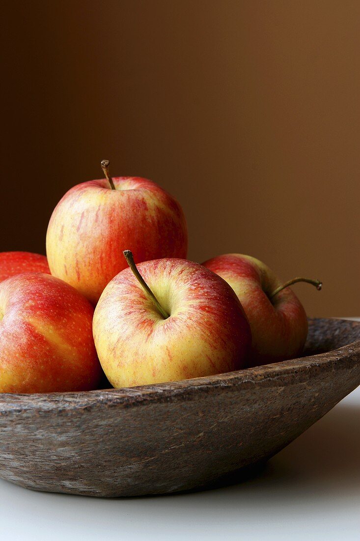 Äpfel in einer Holzschale