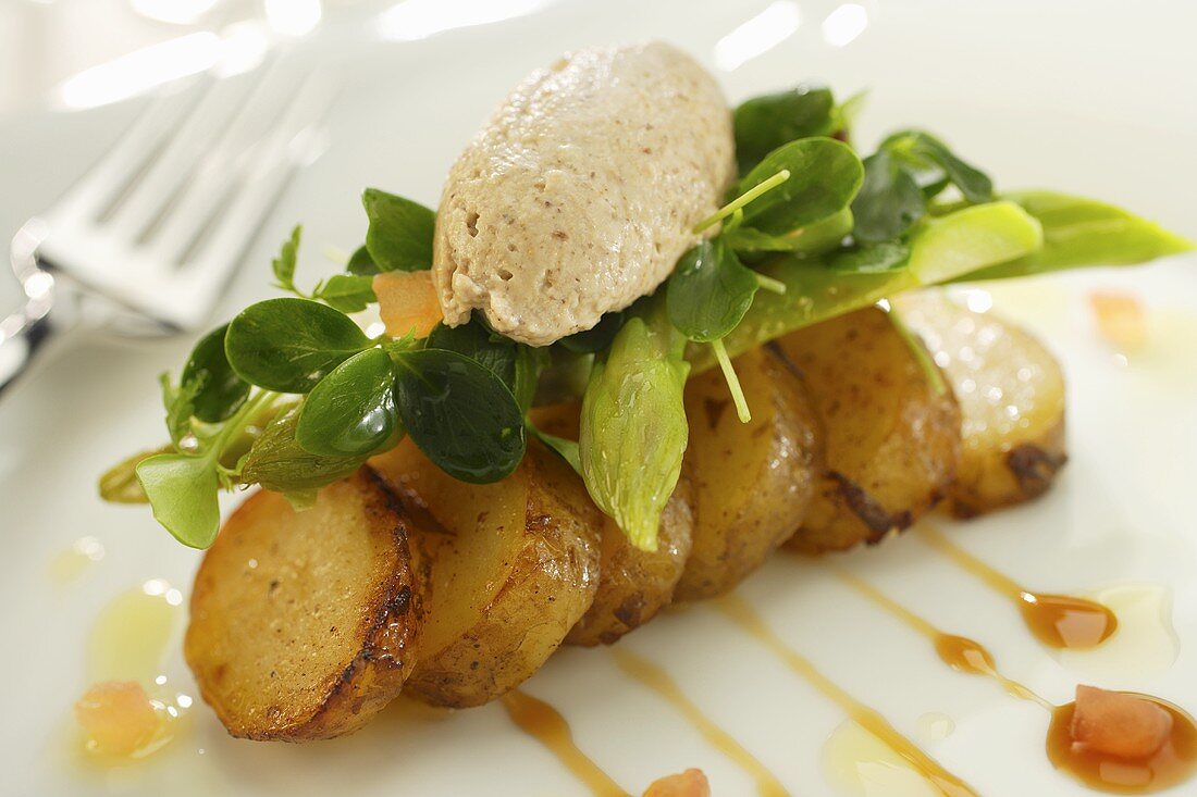 Bratkartoffeln mit Makrelenmousse und Salat