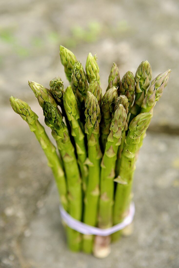 Ein Bund grüner Spargel