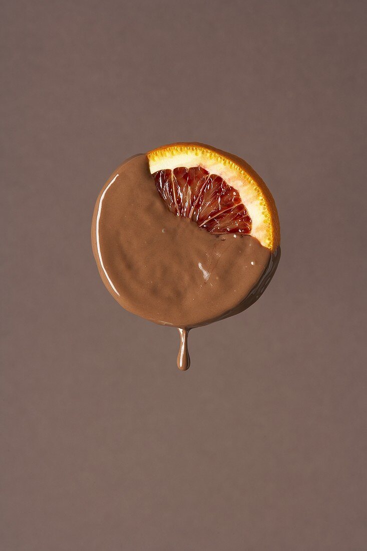 Eine Blutorangenscheibe mit Schokoladenglasur