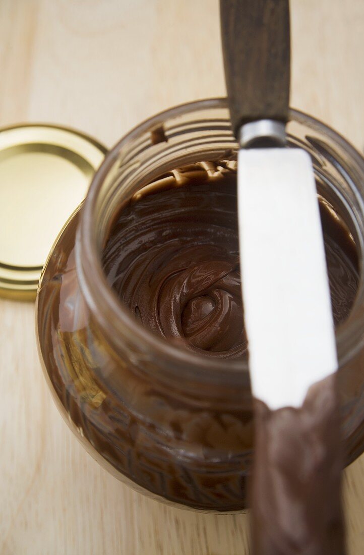 Schokoladencreme im Glas mit Messer