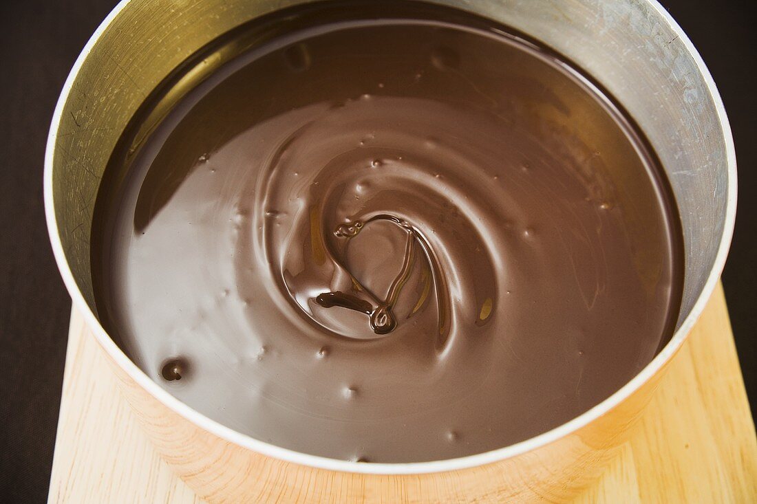 Geschmolzene Schokolade in einem Topf
