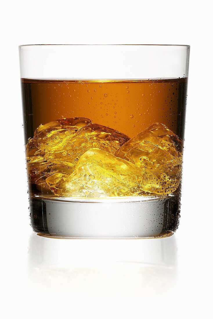 Whiskey in einem Glas mit Eiswürfeln