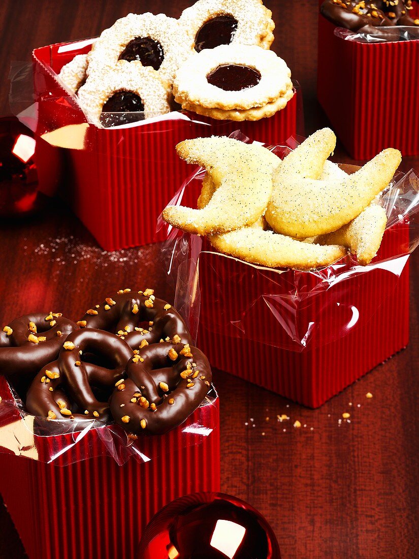 Vanilla crescents, Linzer biscuits & chocolate pretzels in boxes