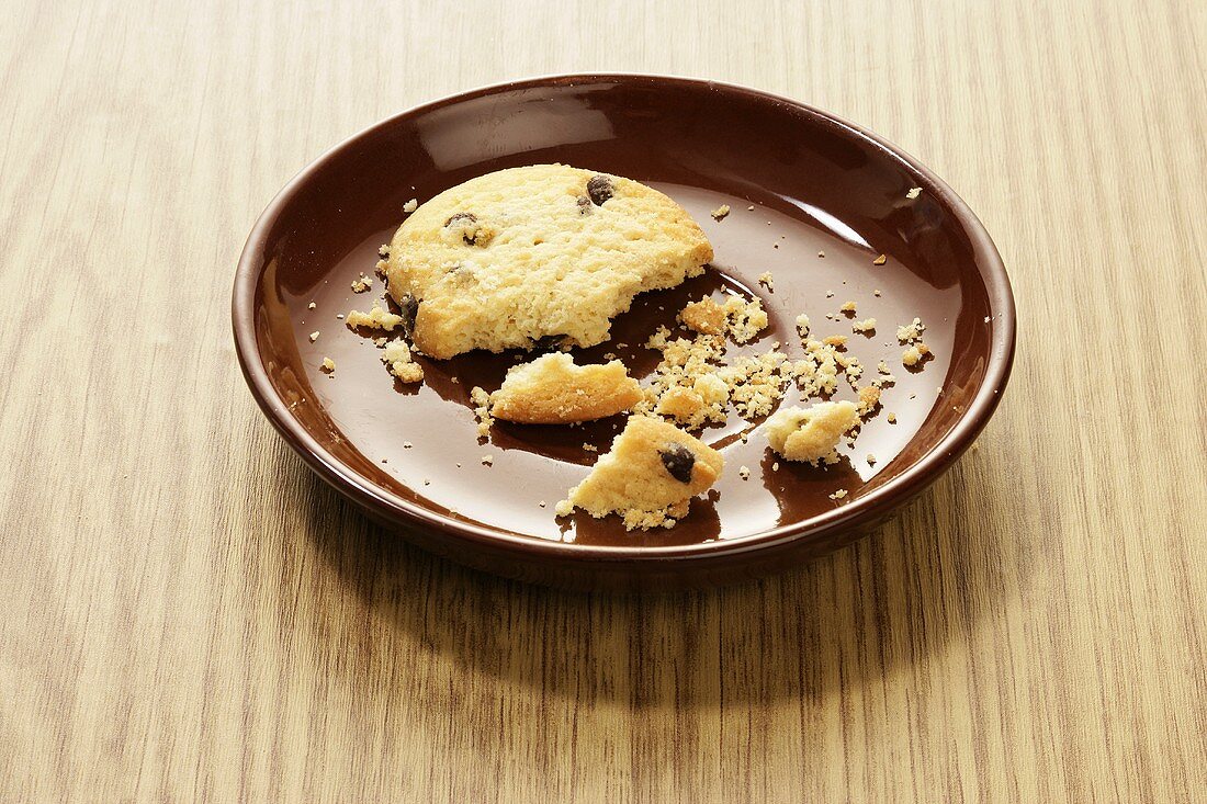 Zerbrochener Chocolate Chip Cookie auf einem Teller