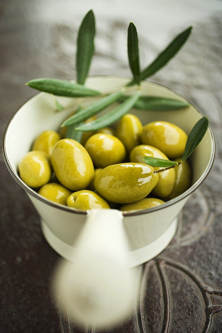 Grüne Oliven im Küchensieb
