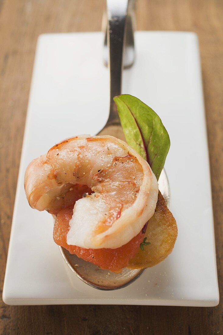 Scampi mit Tomate und Röstbrot auf Löffel