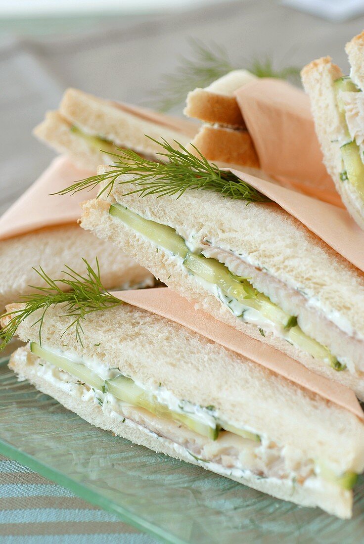 Gurkensandwiches mit Dill