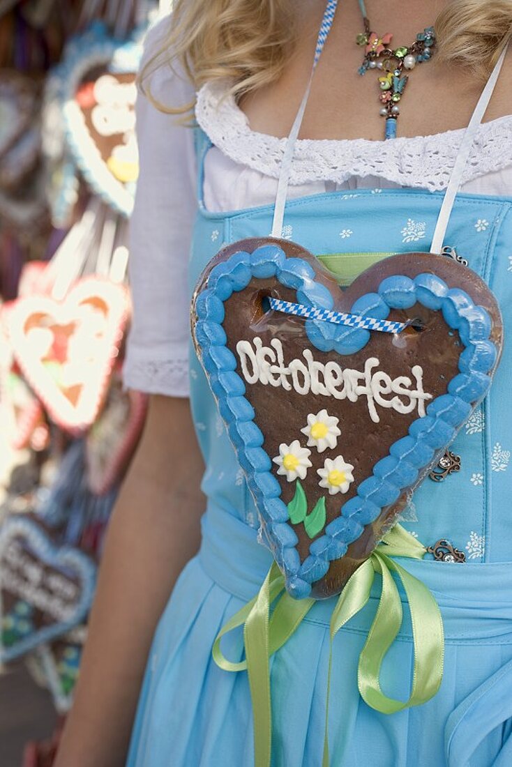 Mädchen mit Lebkuchenherz am Oktoberfest in München