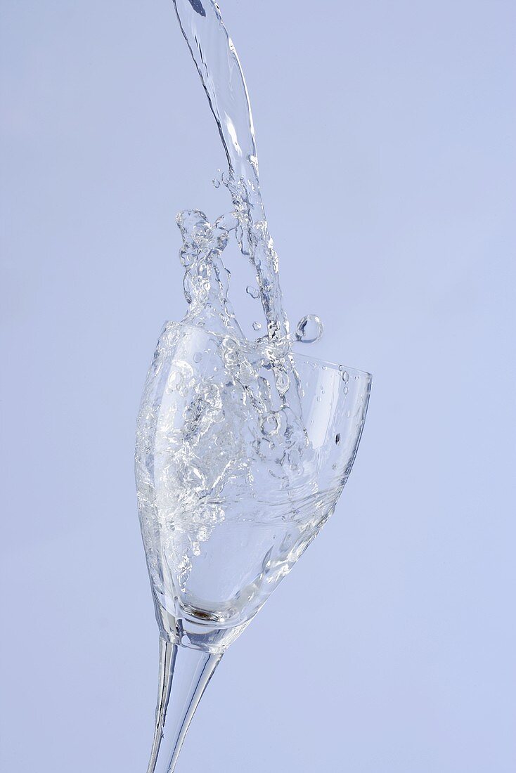 Wasser in Glas gießen