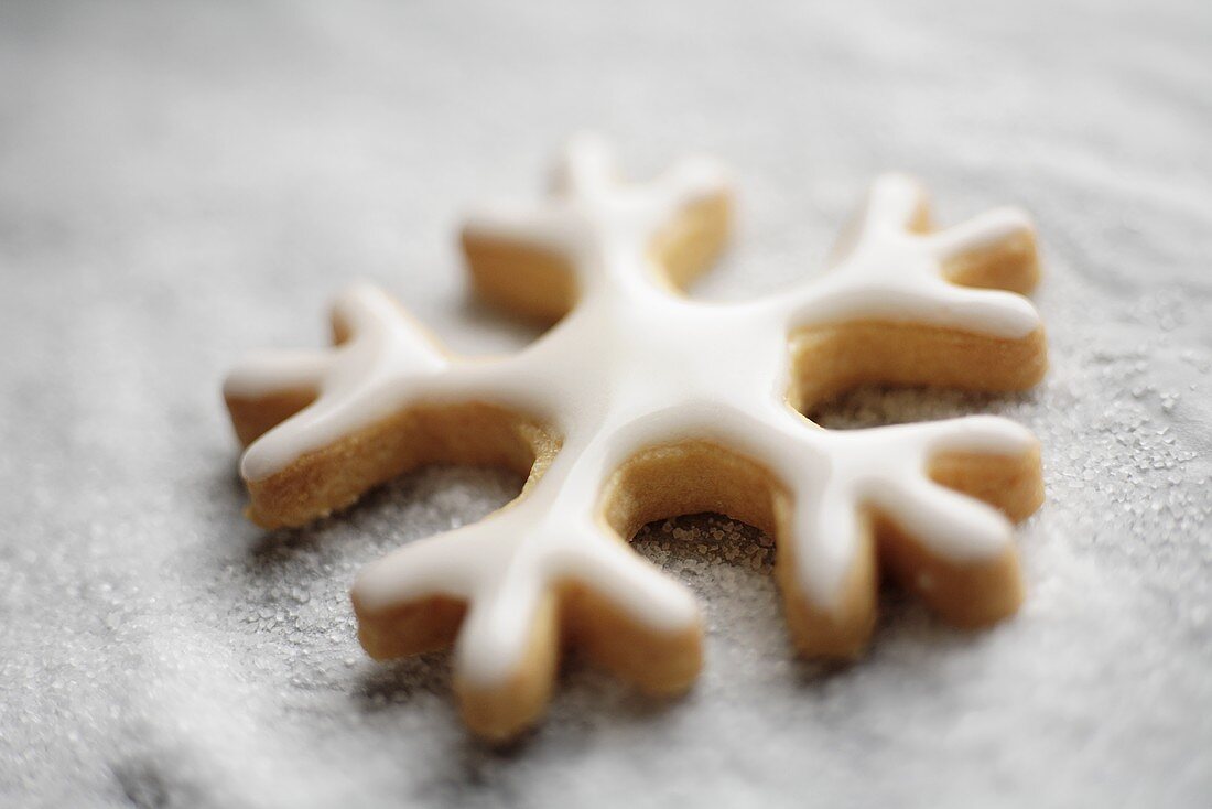 Schneeflockenkeks mit Zuckerglasur