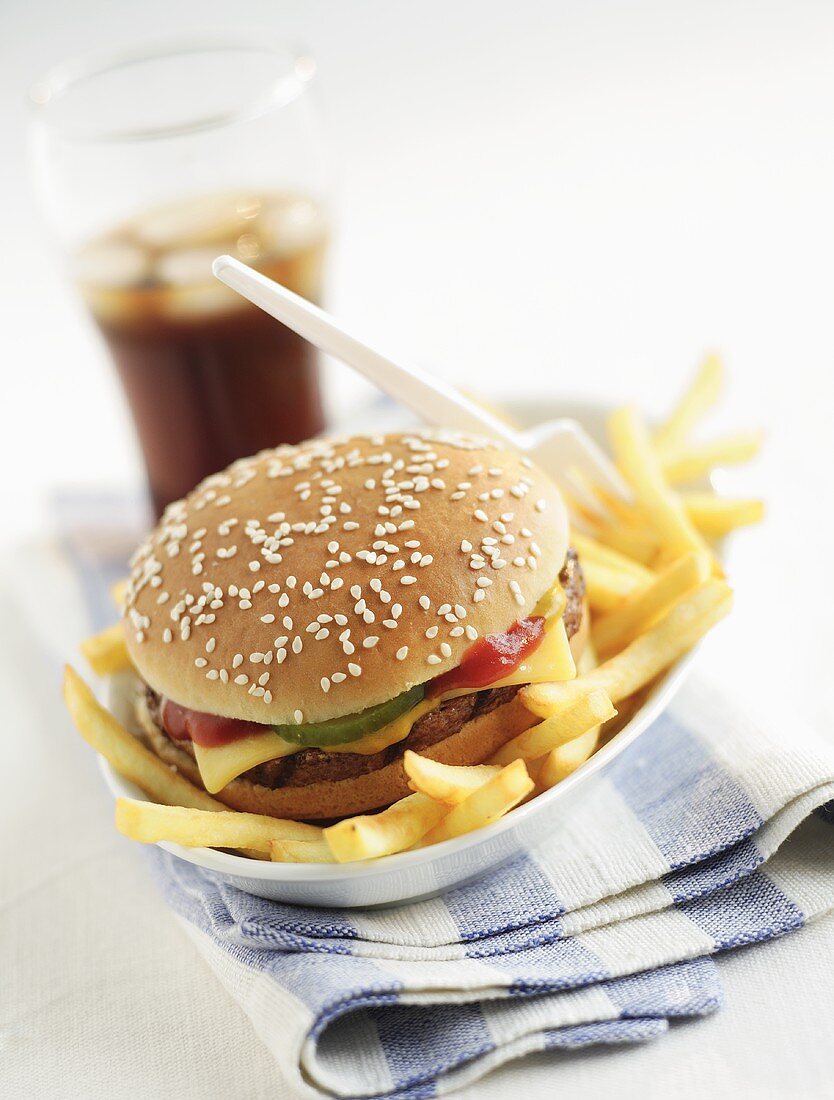Cheeseburger with chips and cola