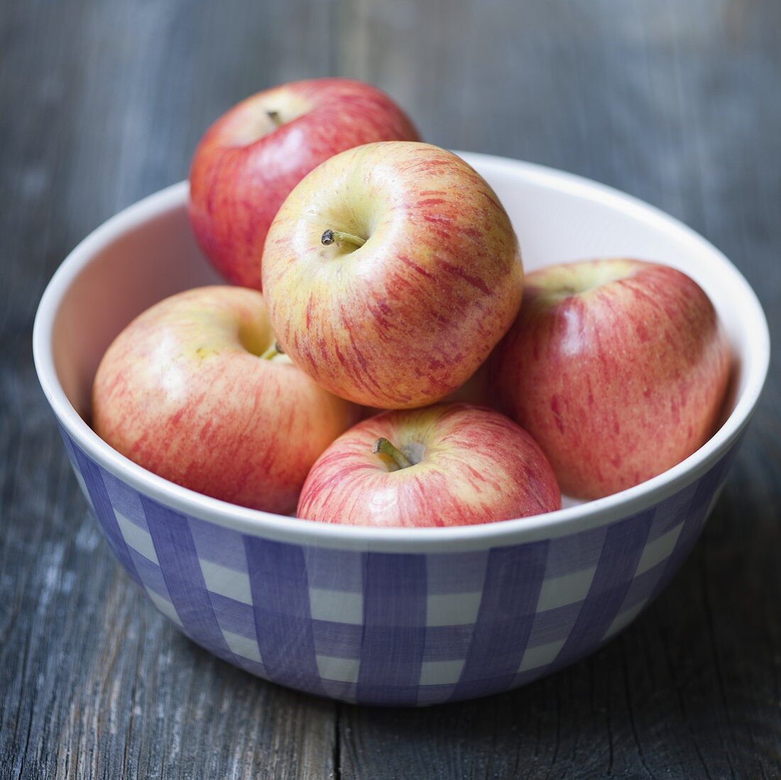 Fresh apples in a ceramic bowl