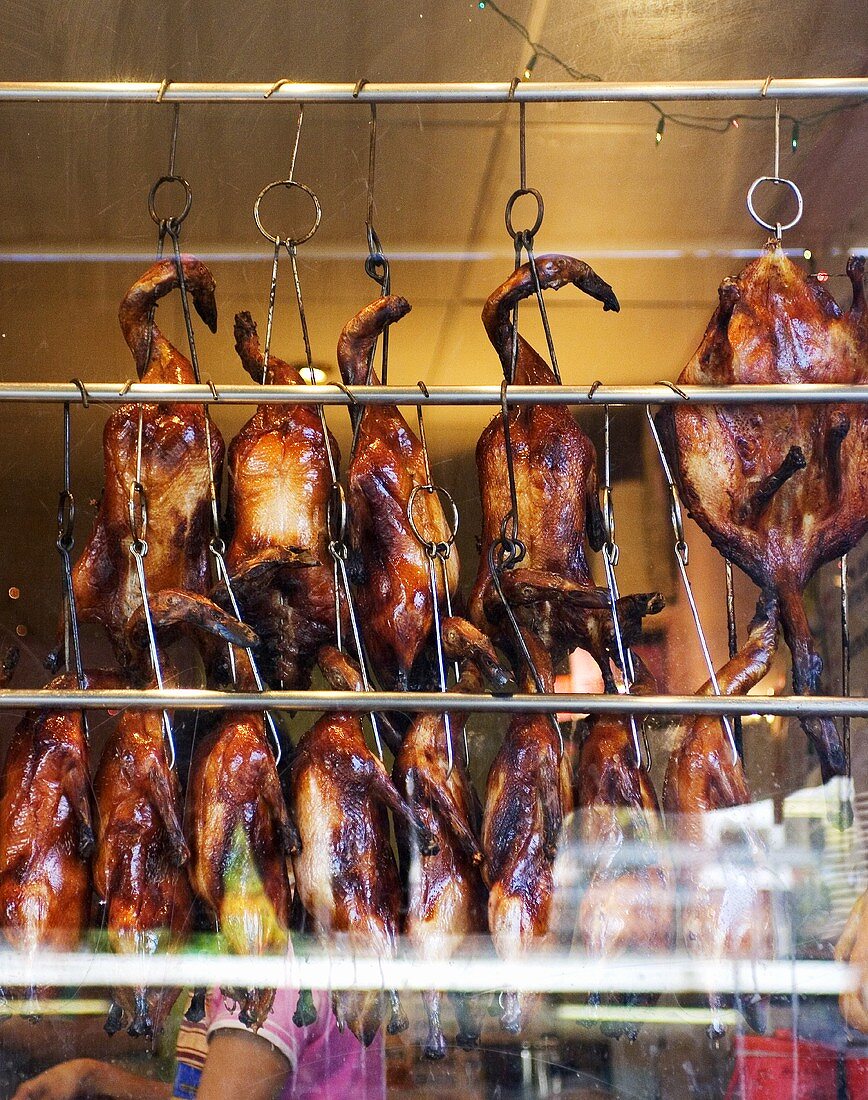 Aufgehängte Pekingenten in einem Lokal (China)