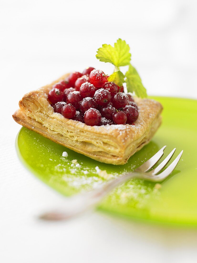 Redcurrant puff pastry tart with icing sugar