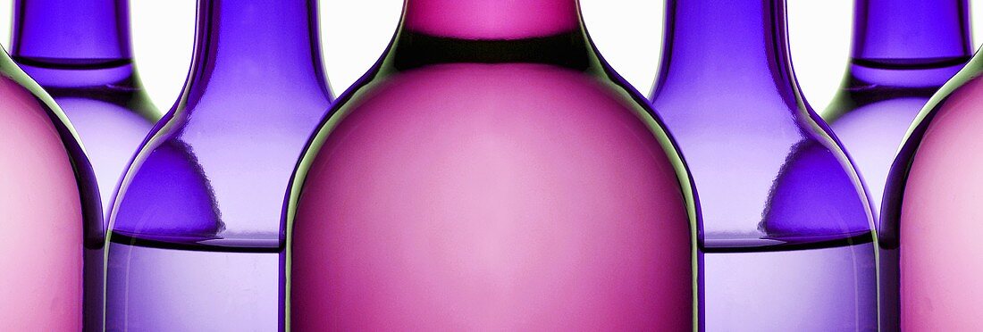 Pinkfarbene Weinflaschen