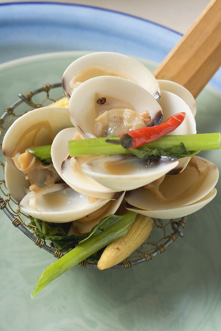 Shellfish with baby corn and wild broccoli (Asia)